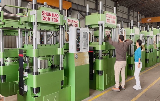 Shunhao Machines and Moulds Factory manufacturing melamine molding equipment